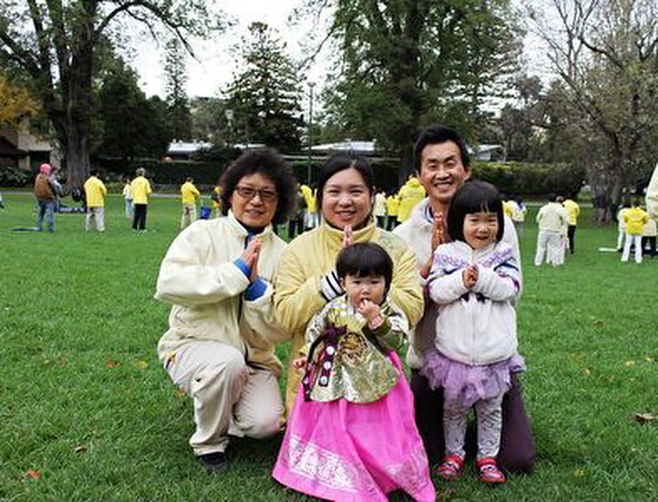 Gosp. Park i njegova porodica su iskoristili proslavu Nove Godine kao priliku da Učitelju Liju izraze svoju zahvalnost.
