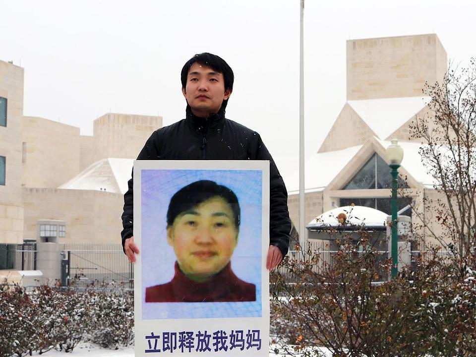 Du Haipeng poziva na oslobađanje njegove majke stojeći 7. januara 2017. godine ispred kineske ambasade.