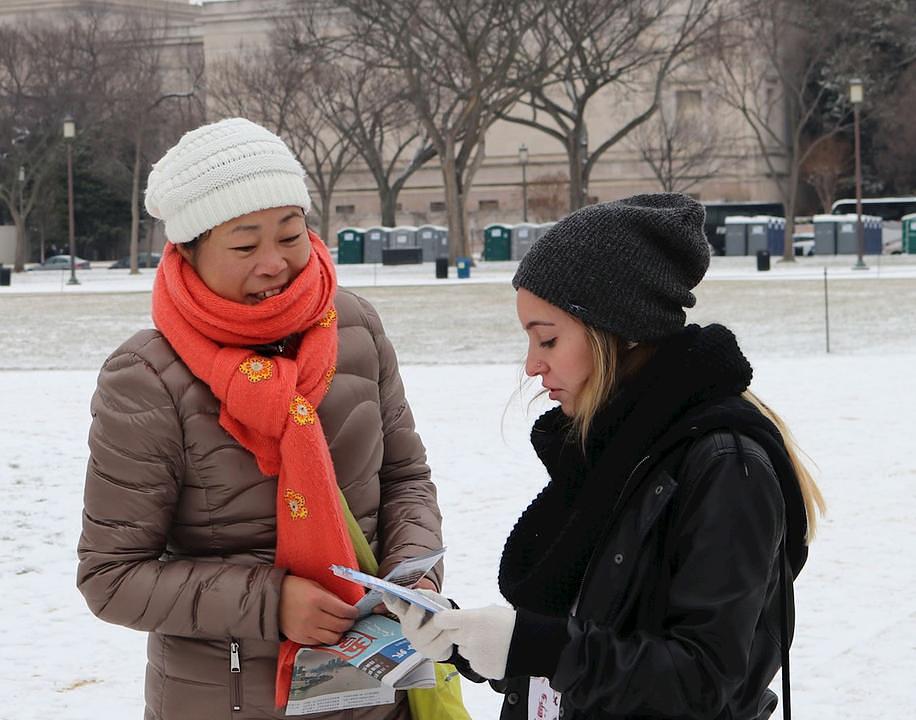 Gđa Li govori prolaznicima o Falun Gongu.
