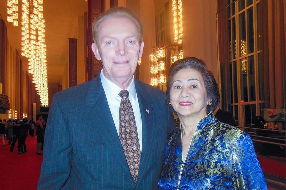 Jay Brixey, umirovljeni pomoćnik direktora FBI, sa Marge Saenz u Opernoj Kući u Kennedy Centru 17. januara 2017. godine.
 