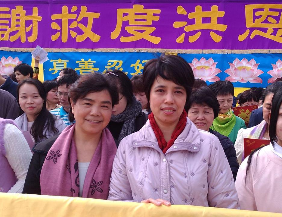 Xuemei (desno) kaže da se sve više i više ljudi interesuje za učenje Falun Dafa. 