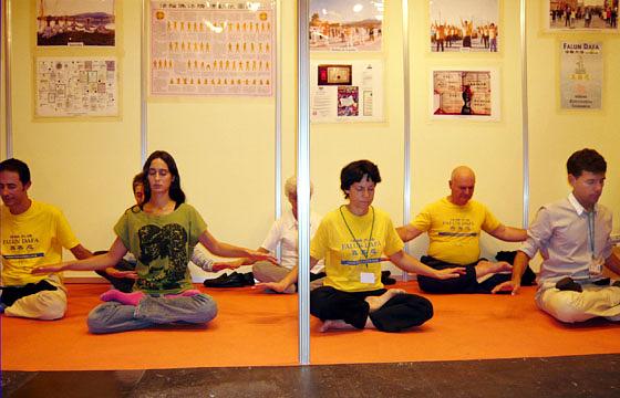 Praktikanti pokazuju Falun Gong vježbe