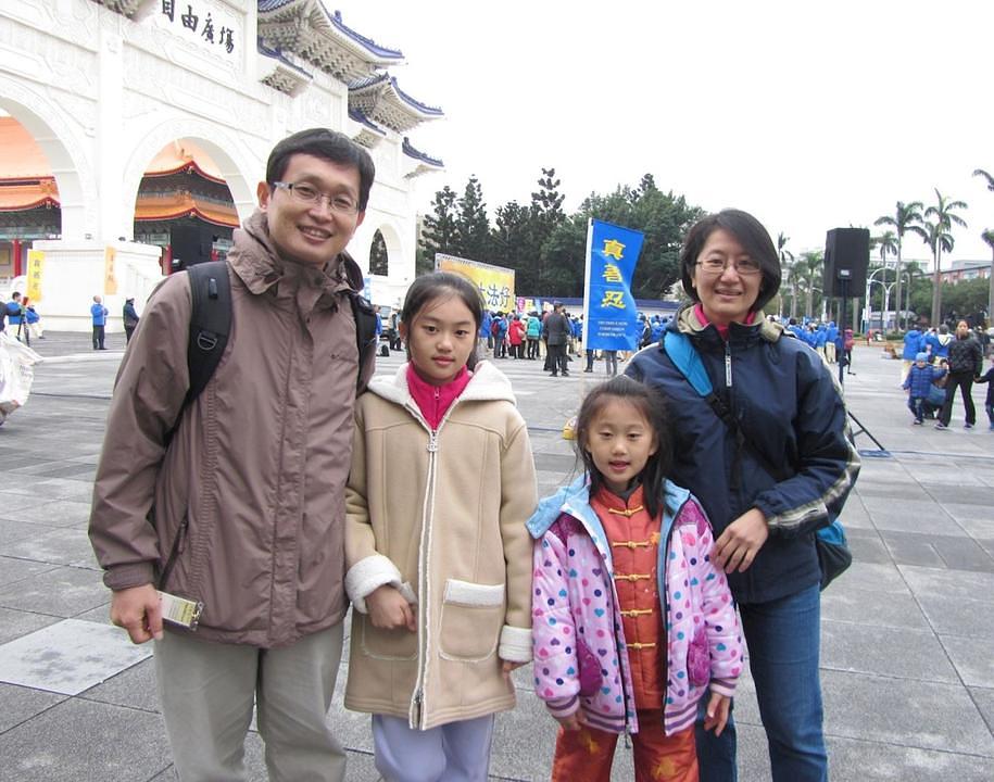Gosp. Zhuang Binhong sa svojom porodicom