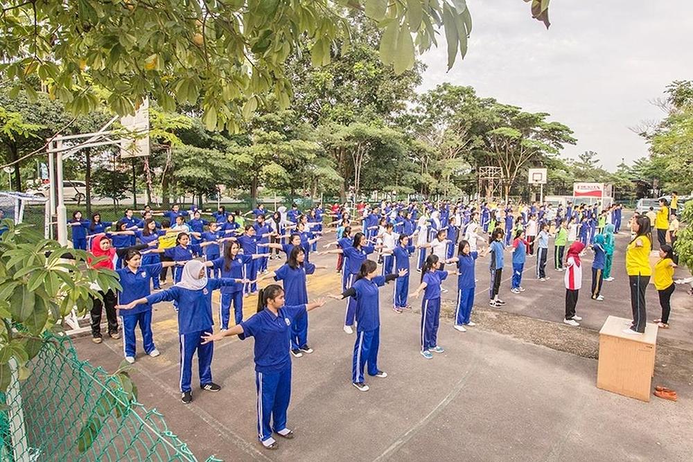 120 učenika i nastavnika sa Batham Bussines School u Indoneziji je naučilo Falun Gong vježbe u avgustu 2016. 
