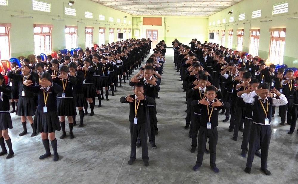 Učenici srednje škole u indijskoj državi u blizini granice sa Myanmarom u Indiji su u julu 2016. godine naučili Falun Gong vježbe. 