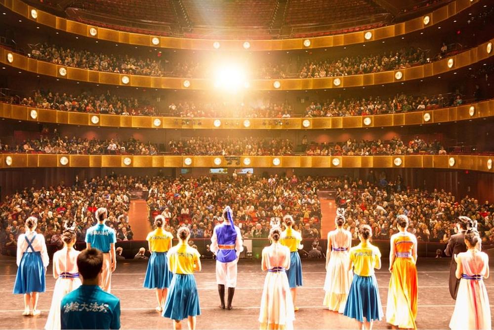 Poziv na bis Shen Yun Performing Arts u pozorištu David H. Koch u Lincoln Centru 13. i 15. januara 2017. godine. Sedam dana prije predstave, lokalni su organizatori, zbog velikog interesa publike, dodali još jednu predstavu u nedjelju 15. januara.