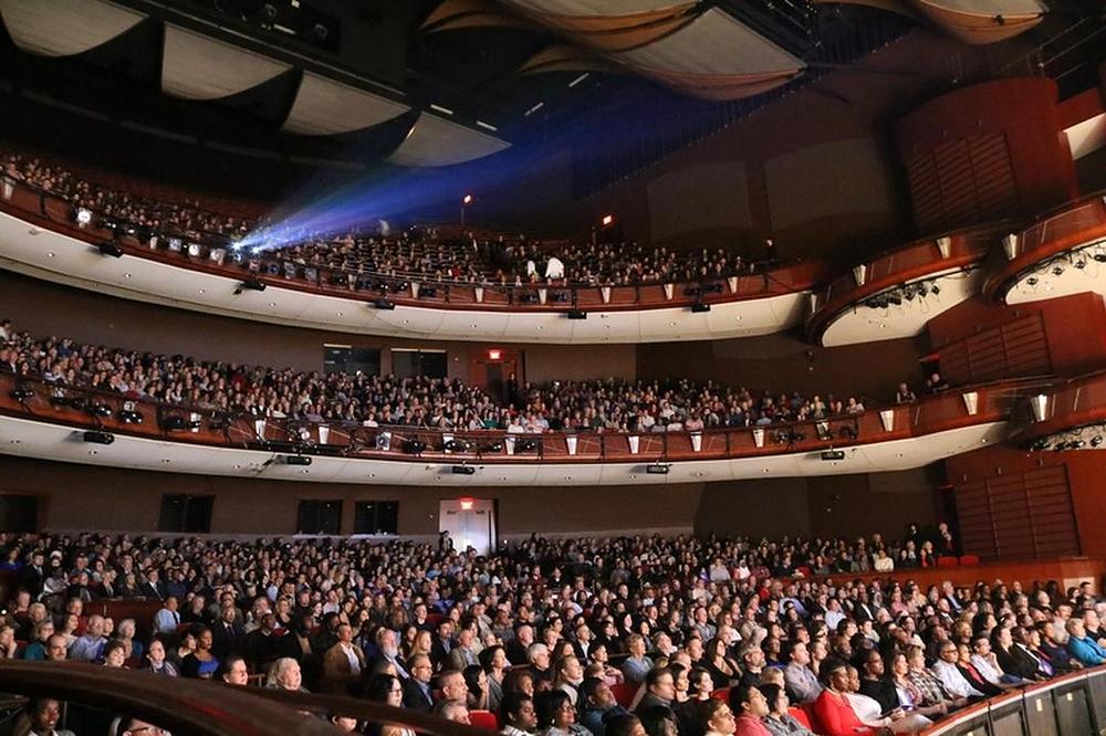 Shen Yun je imao predstavu u centru scenskih umjetnosti Cobb Energy u Atlanti. Pet prvobitno planiranih predstava od 12. do 15. januara su sve bile sedmicama unaprijed rasprodane. Zbog velike potražnje, lokalni je organizator dodao jednu predstavu 15. januara.
