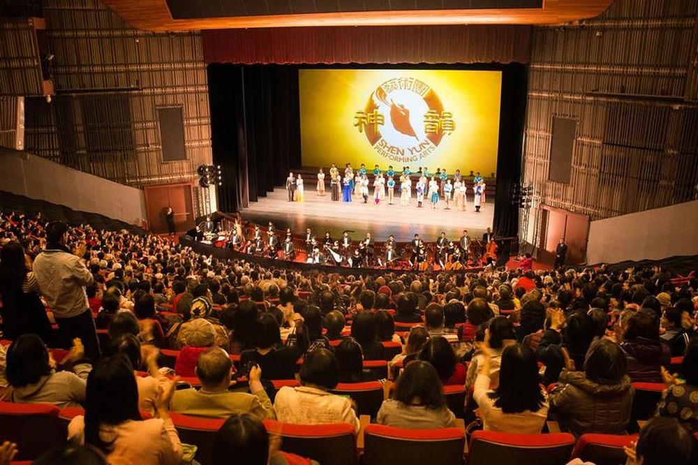 Poziv pred pozorišnu zavjesu Shen Yun kompanije sa sjedištem u New Yorku u dvorani Nacionalnog memorijalnog centra dr. Sun Yat-sen u Taipeiju na Tajvanu, 16. februara 2017. godine.