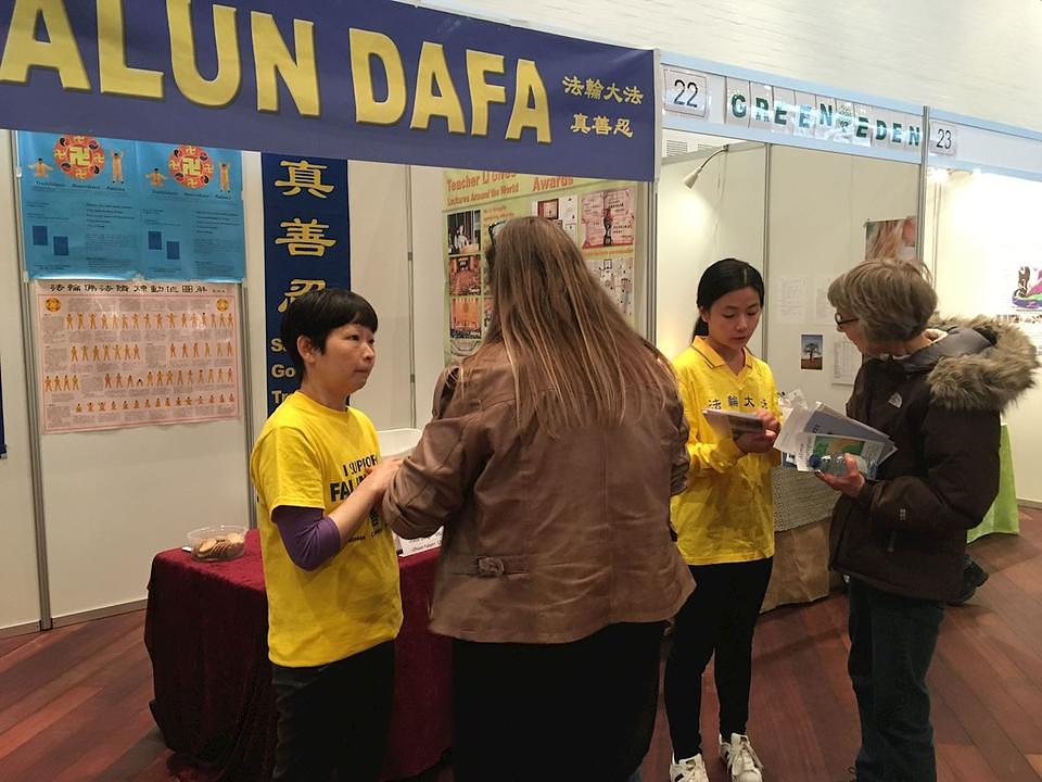 Ljudi su željeli saznati o dobrobiti koju pruža ova praksa, a također i o progonu Falun Gonga koji se vrši u Kini.