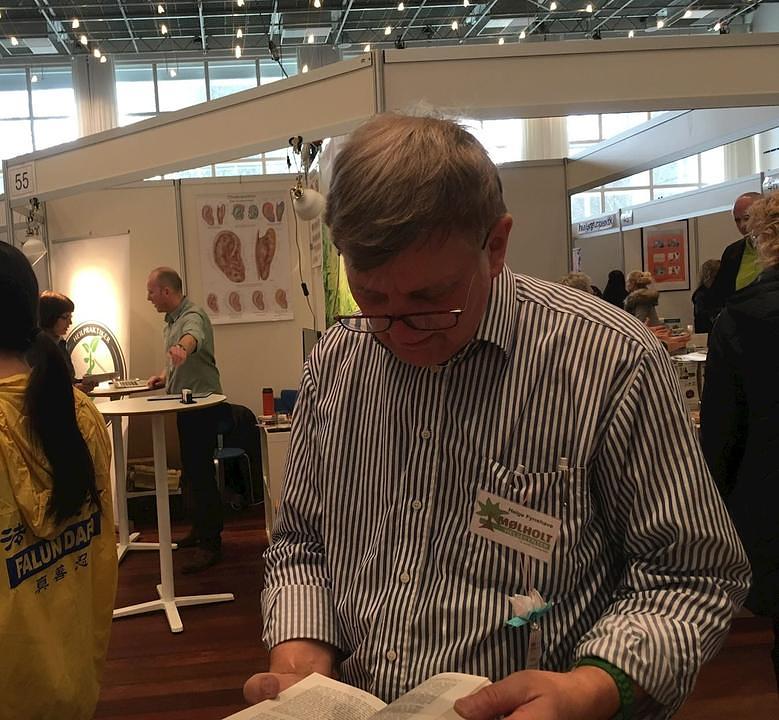 Helge je stavio lotosov cvijet na svoju košulju i čitao Falun Gong knjige.
