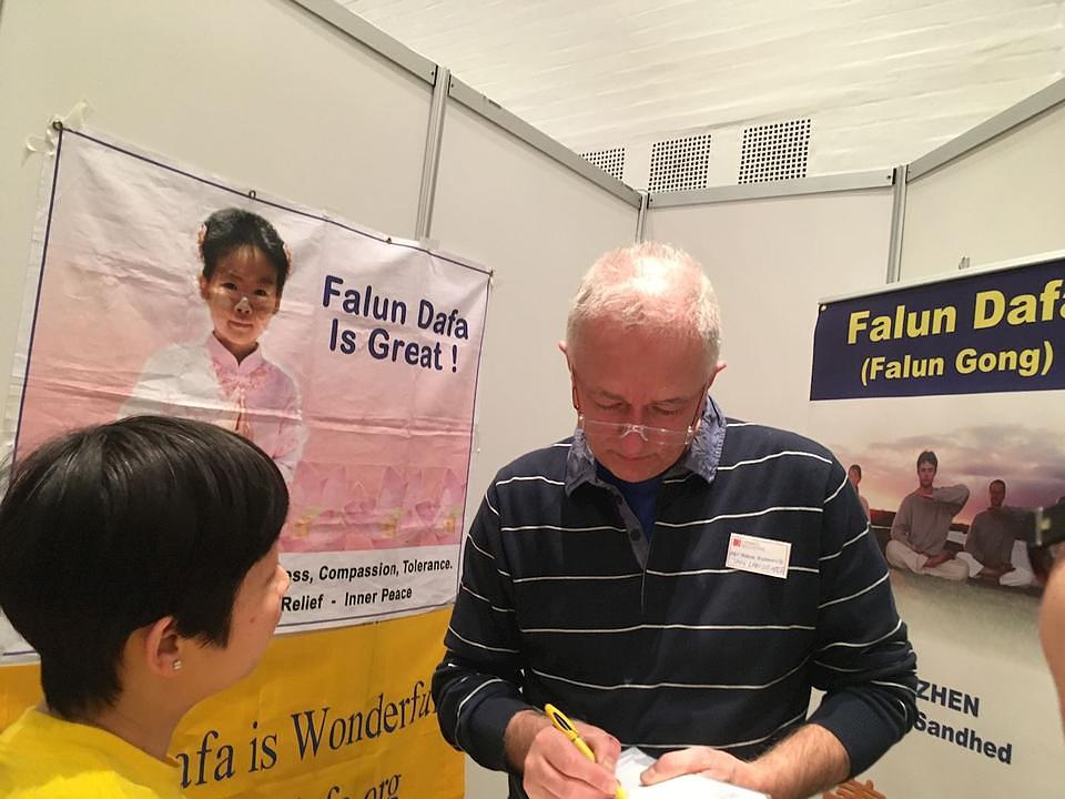 Gosp. Jan Langekær je potpisao peticiju zahtijevajući da kineski režim prestane sa progonom Falun Gonga.