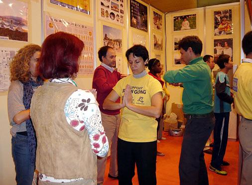 Posjetitelji uče Falun Gong vježbe