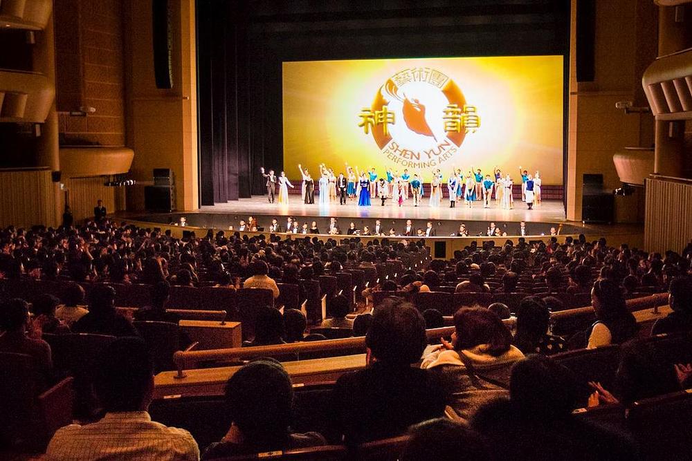 Pozivanje pred pozorišnu zavjesu ansambla Shen Yun za scenske umjetnosti u februaru 2017. godine u Južnoj Koreji. 