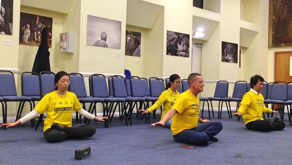 Demonstracije Falun Dafa vježbi u King