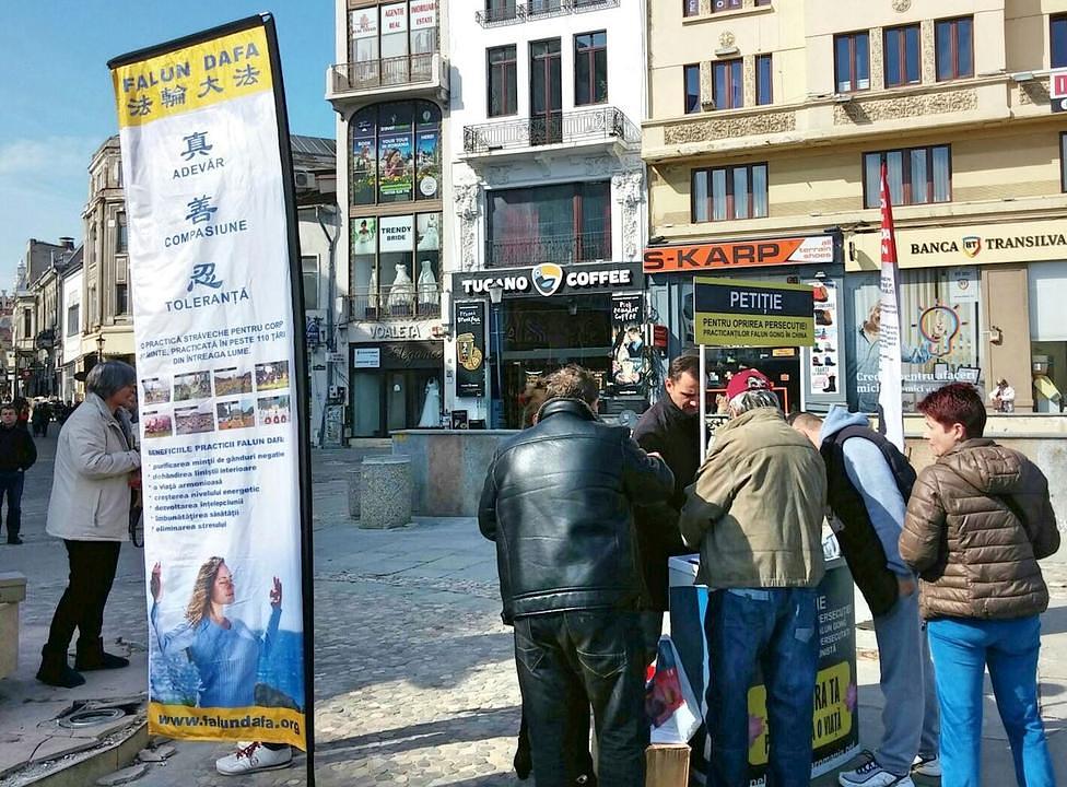Turisti na Statuia Lupoaicei potpisuju peticiju kojom zahtijevaju prestanak progona Falun Gonga u Kini.