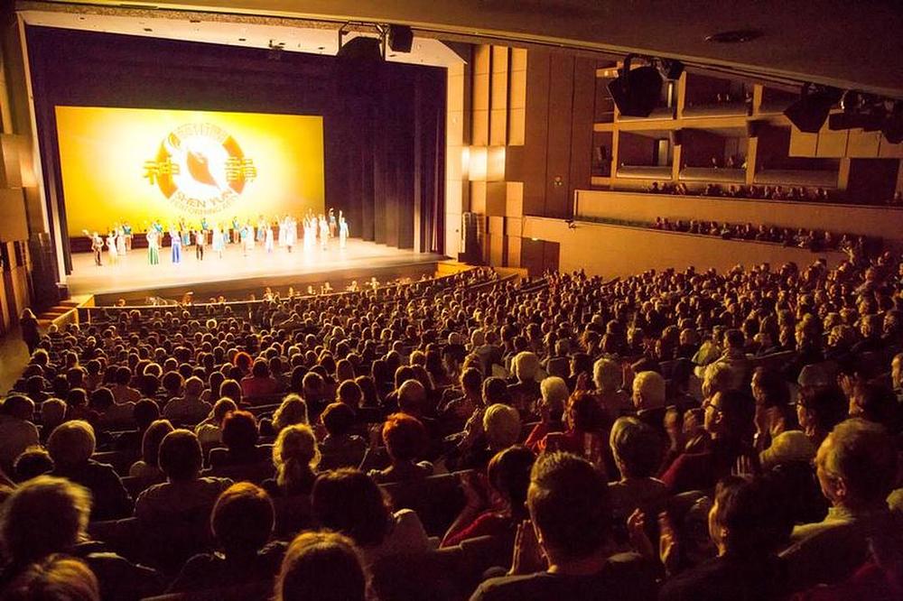 Poziv pred pozorišnu zavjesu svjetske grupe ansambla Shen Yun Performing Arts u Le Corumu u Montpellieu u Francuskoj 26. aprila 2017. godine.