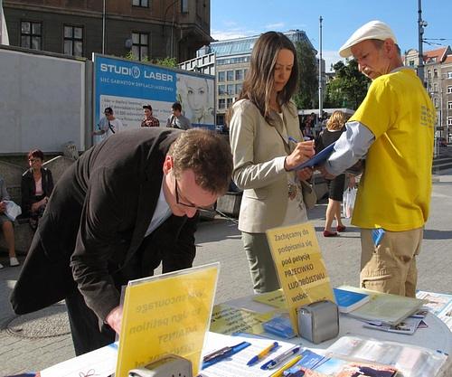 Građani Poznana potpisuju peticiju kojom se zahtjeva prestanak progona Falun Gonga u Kini.