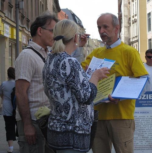 Falun Gong praktikanti objašnjavaju činjenice o Falun Gongu građanima Poznana.