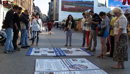 Građani Poznana čitaju informativne ploče o Falun Gongu