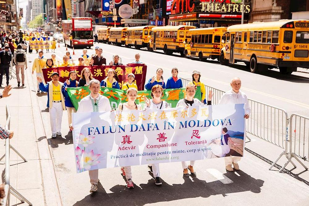 Praktikanti koji dolaze iz različitih kultura na maršu u New York Cityju 12. maja na proslavi 18. godišnjeg Svjetskog Faun Dafa dana.