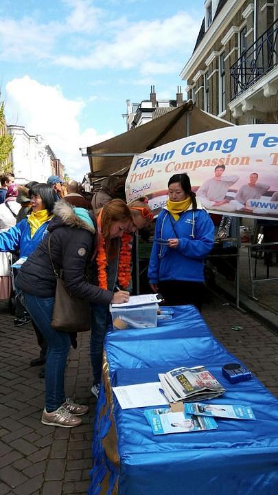 Falun Dafa štand postavljen u centru Utrehta je privukao podršku završetku progona u Kini.
