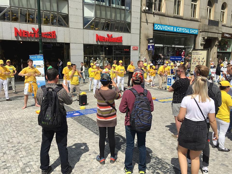 Upoznavanje javnosti sa Falun Dafa.