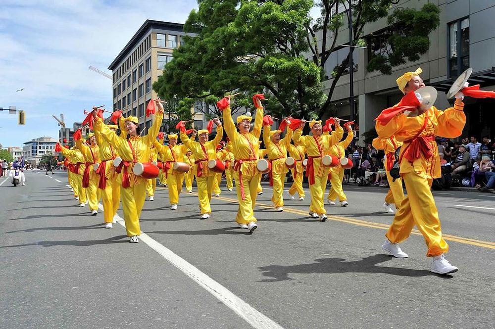 Falun Dafa grupa na paradi
