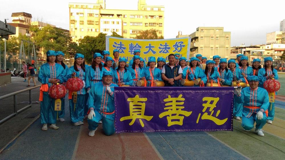 Gradonačelnik Toufena se fotografiše sa Falun Dafa grupom.