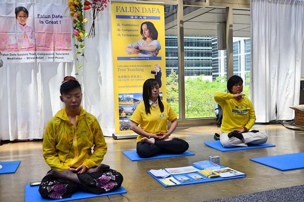 Praktikanti demonstriraju Falun Gong vježbe.