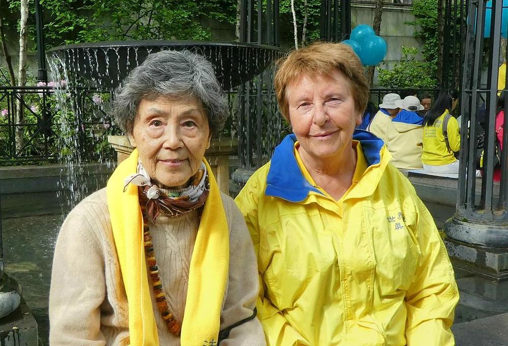 Arneta (desno) sa kineskom prijateljicom Chen Manjiang (lijevo).