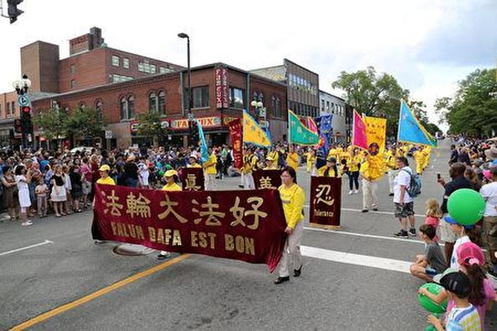 Falun Gong barjaktarska grupa na paradi