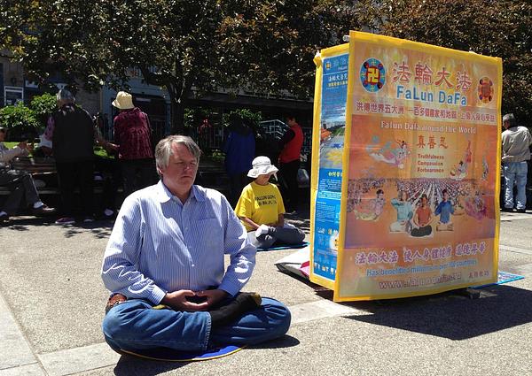 Chris Kitze radi Falun Gong vježbe u Kineskoj četvrti, San Francisco.