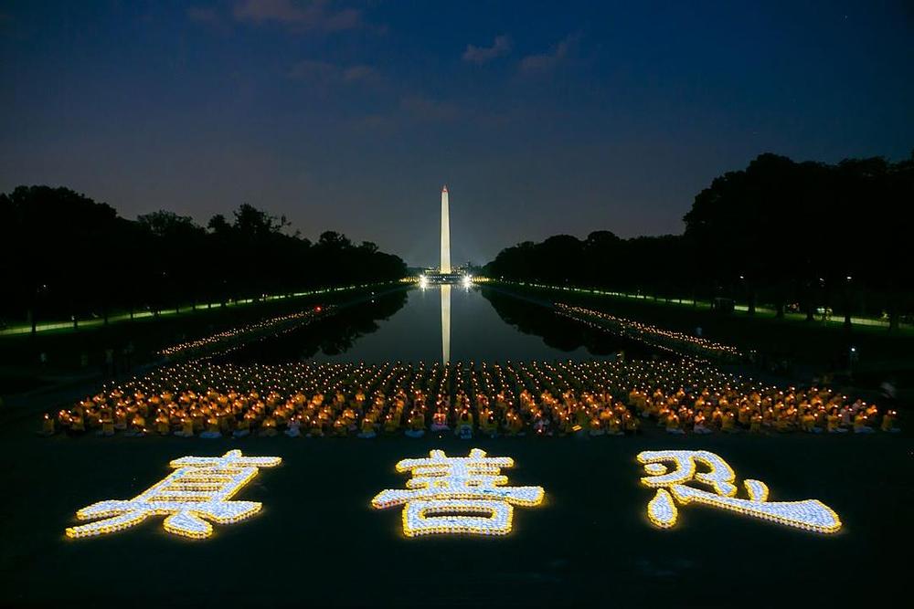 Hiljade je svjećica formiralo tri velika kineska znaka sa značenjem Istinitost -Dobrodušnost -Tolerancija 