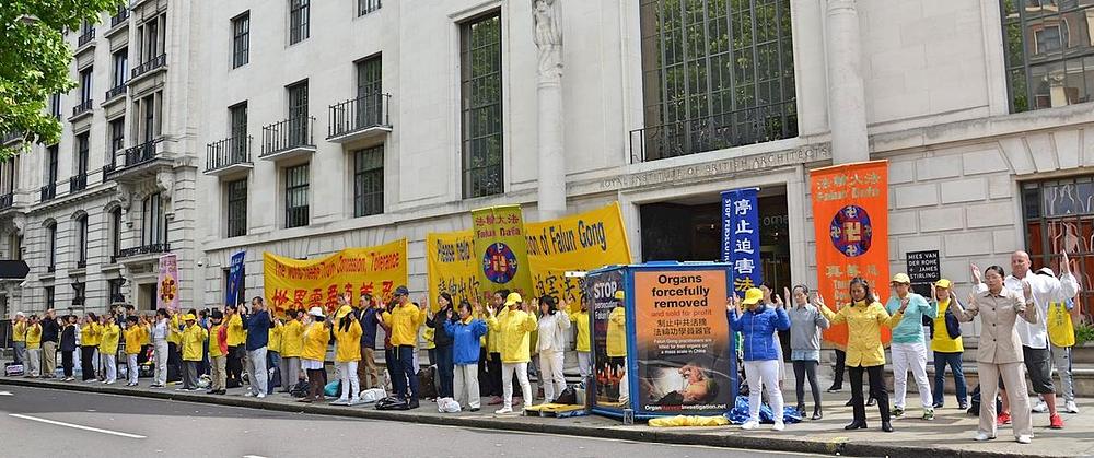 Praktikanti Falun Gonga mirno protestuju ispred Kineske ambasade kako bi informisali javnost o brutalnom progonu u Kini.
