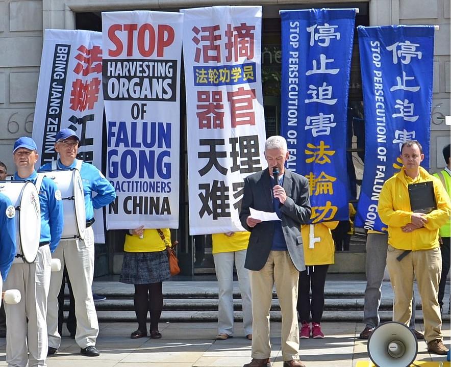 John Dee, predsjedavajući Prijatelja Falun Gonga iz Evrope govori na skupu u znak podrške praktikantima.