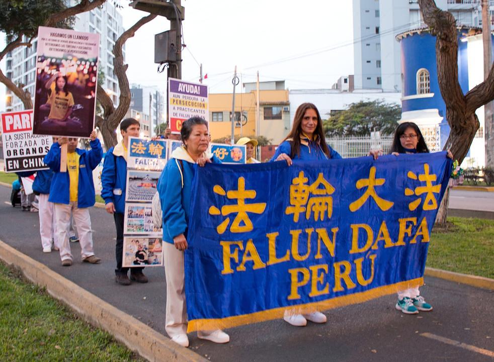 Marš Falun Gong grupe od Campo de Marte do kineske ambasade u Limi, glavnom gradu Perua.