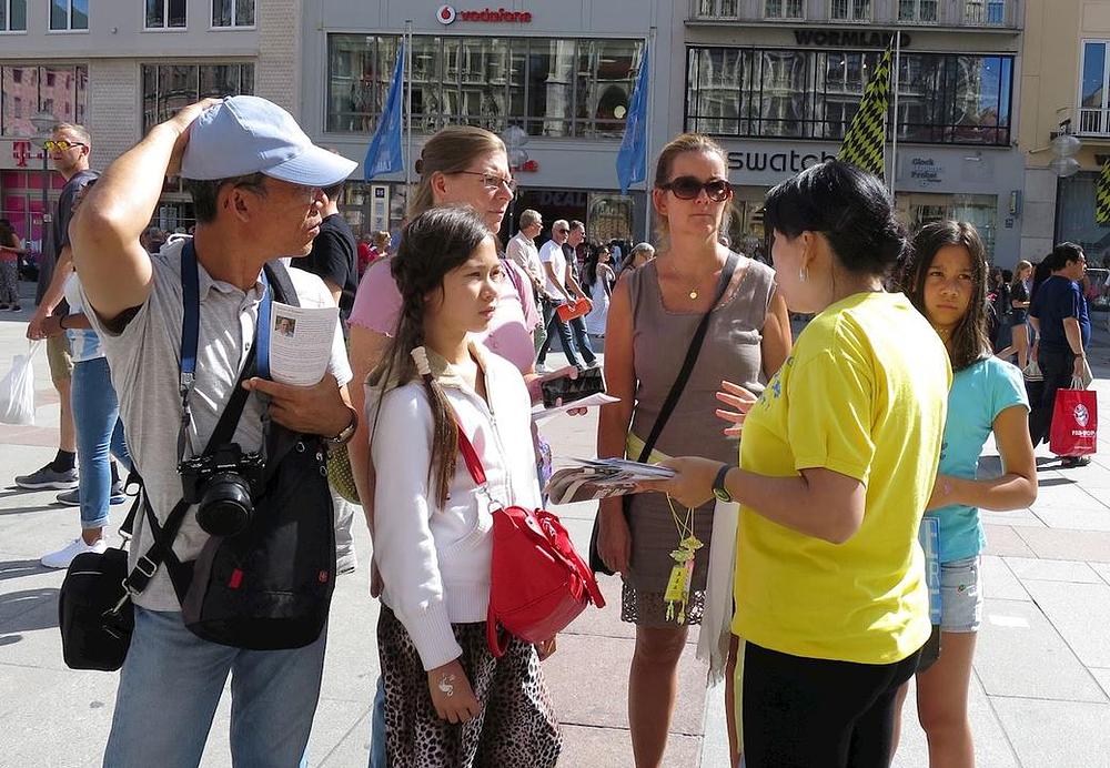 Praktikanti dijele informacije o Falun Gongu i njegovom progonu.