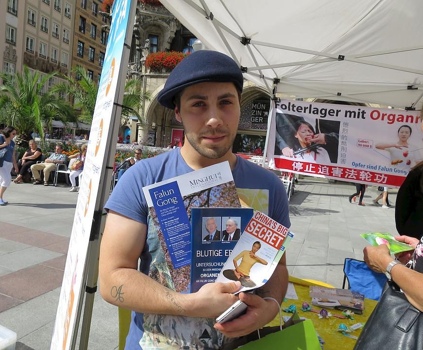 Anoual Karatoz sa informacijama o Falun Gongu. 