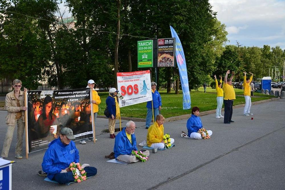 Falun Gong manifestacije su također organizovane u St. Petersburgu, u Rusiji.