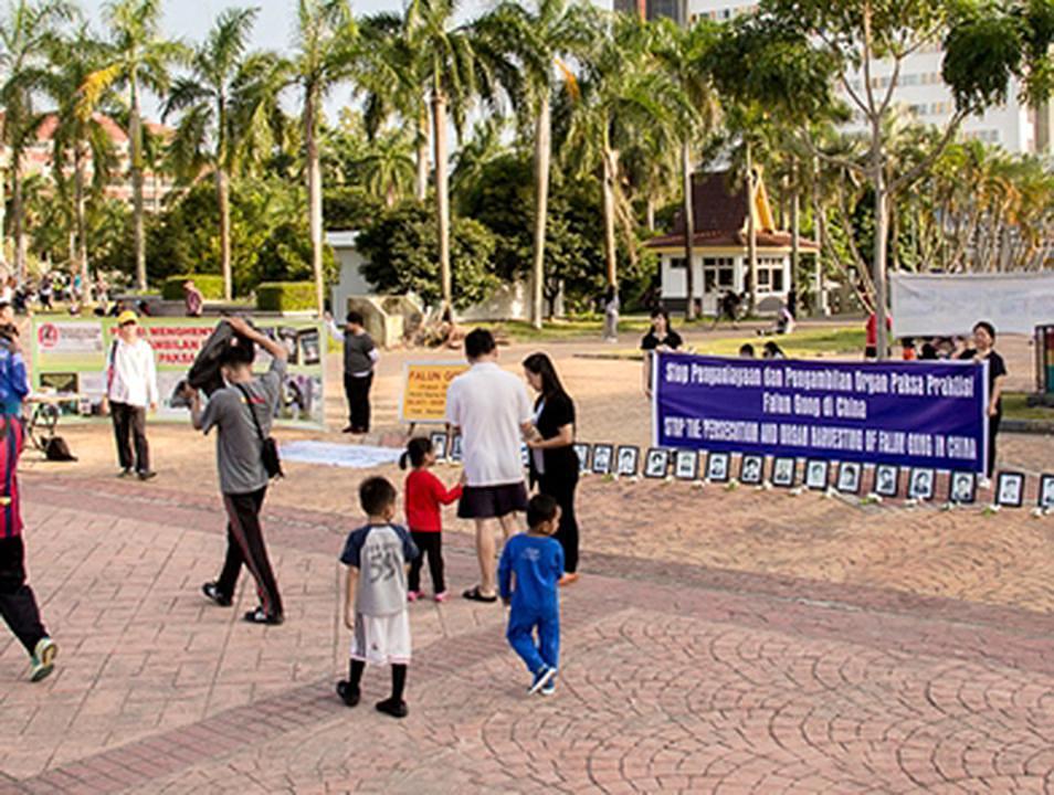 Praktikanti drže postere i razotkrivaju progon Falun Gonga u Kini.
