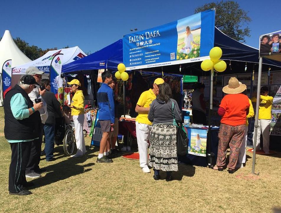 Falun Gong praktikanti na Festivalu jezika i kultura u Toowoombi