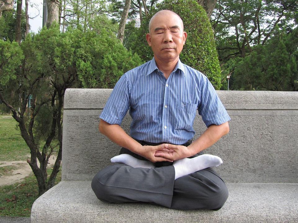 Wei Shao-kwan prakticira Falun Gong sjedeći u meditaciji 