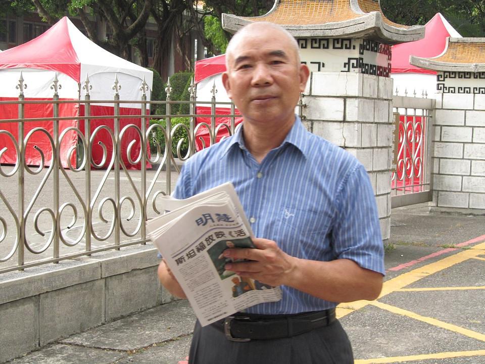 Wei Shao-kwan dijeli Falun Gong materijale na vježbalištu 