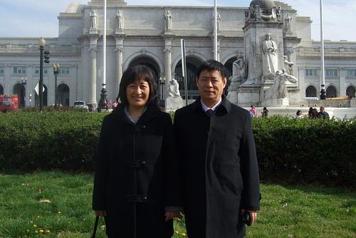 Zhang Lianying i njen suprug  Niu Jinping na Capitol Hillu, travanj 2011. 