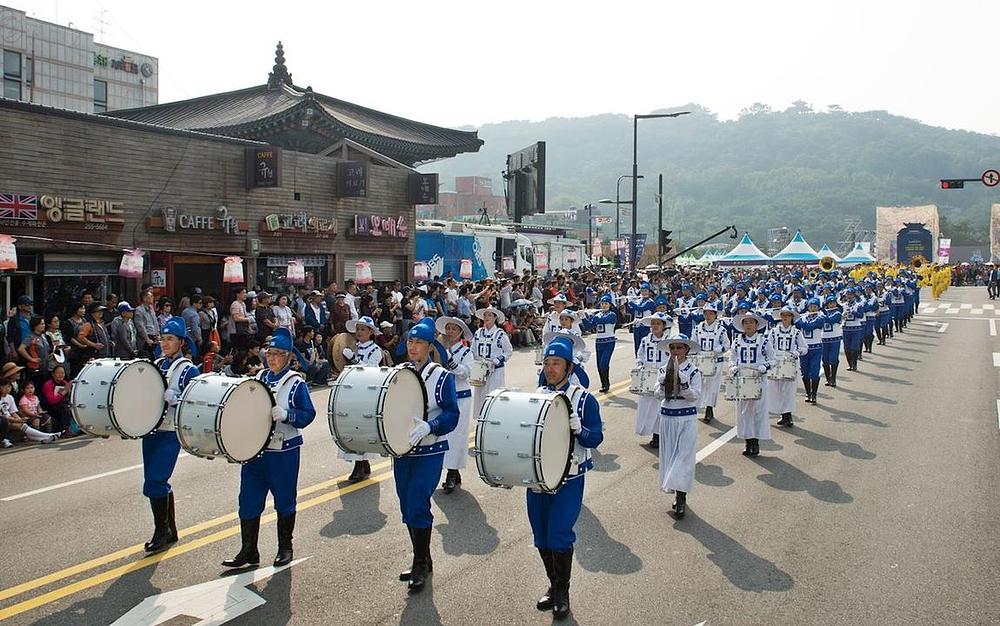 Tian Guo Marching Band i demonstracija vježbi koju izvode praktikanti Falun Gonga.