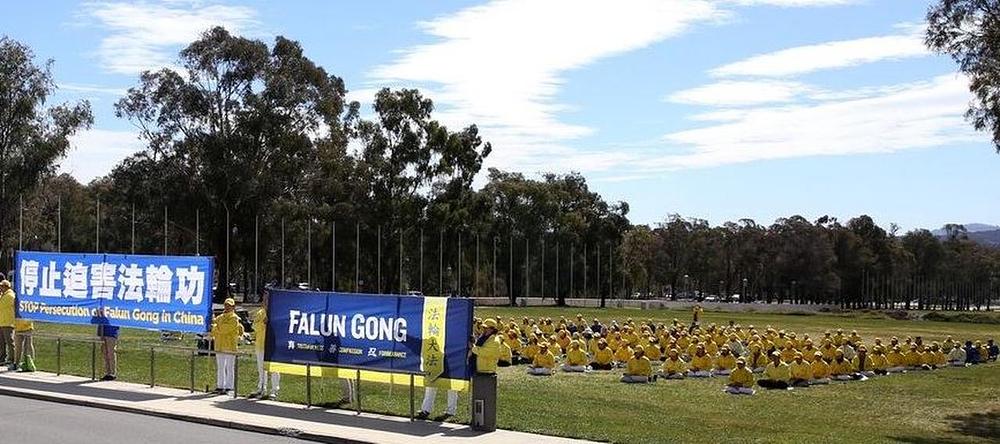 Skup praktikanata Falun Gonga ispred zgrade u Canberri 11. i 12. septembra