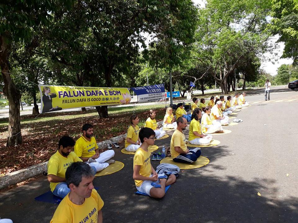 Praktikanti Falun Gonga meditiraju ispred kineske ambasade 