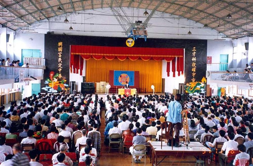 Učitelj Li Hongzhi drži predavanje u osnovnoj školi u Sanxingu u Taipeiju u novembru mjesecu 1997. godine.