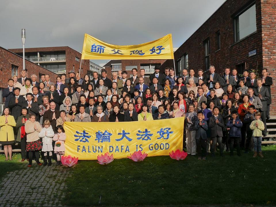 Praktikanti poziraju za zajedničku fotografiju sa Falun Dafa konferencije za razmjenu iskustava 2017 Benelux
