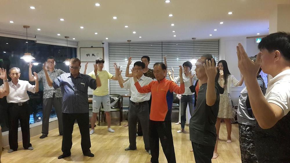 Učenje vježbi za vrijeme devetodnevne Falun Gong radionice  u knjižari Tianti Books u Seoulu, u Južnoj Koreji  
